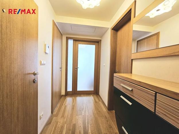 Pronájem bytu 1+kk, Praha - Žižkov, Ke kapslovně, 48 m2