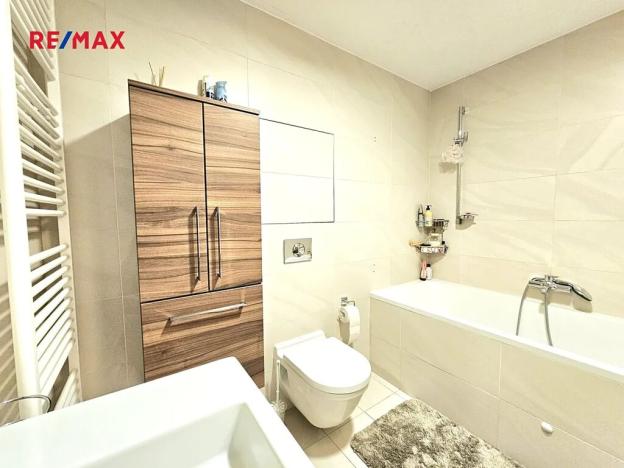 Pronájem bytu 1+kk, Praha - Žižkov, Ke kapslovně, 48 m2