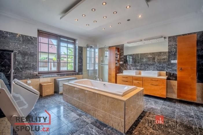 Prodej rodinného domu, Praha - Horní Počernice, Zárybnická, 307 m2