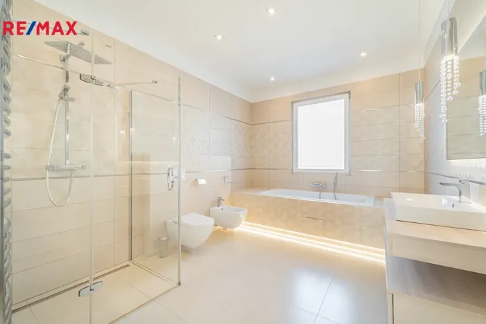 Prodej rodinného domu, Šestajovice, Myslivečkova, 389 m2