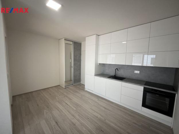 Pronájem bytu 1+kk, Zlín, Tyršovo nábřeží, 28 m2
