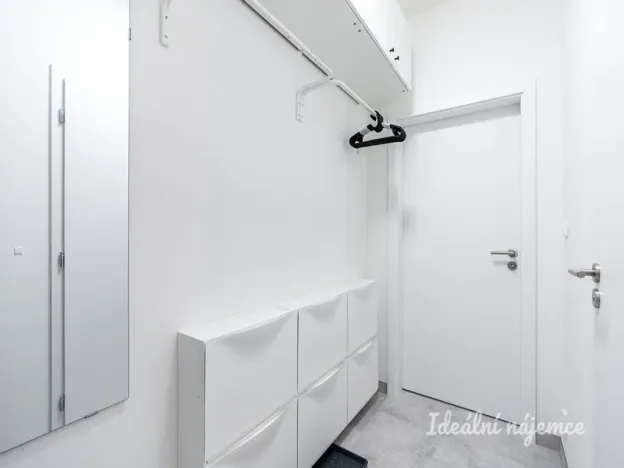 Pronájem bytu 1+kk, Praha - Kyje, Za černým mostem, 27 m2