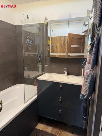 Prodej bytu 2+1, Karlovy Vary - Rybáře, nám. 17. listopadu, 65 m2