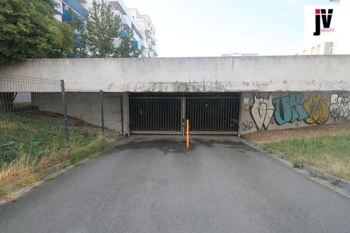 Pronájem garážového stání, Plzeň, Poděbradova, 11 m2
