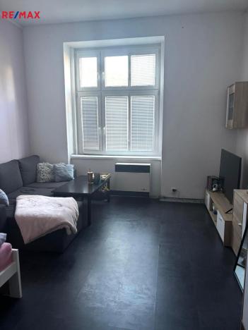 Prodej bytu 1+1, Karlovy Vary - Rybáře, nám. 17. listopadu, 33 m2