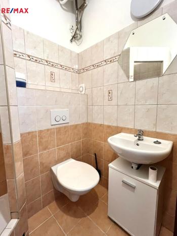 Prodej bytu 1+1, Karlovy Vary - Rybáře, nám. 17. listopadu, 33 m2