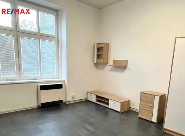 Prodej bytu 1+1, Karlovy Vary - Rybáře, nám. 17. listopadu, 33 m2