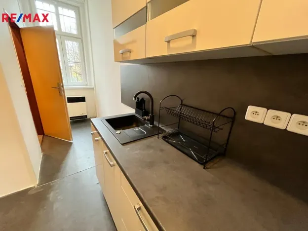 Prodej bytu 1+1, Karlovy Vary - Rybáře, nám. 17. listopadu, 33 m2