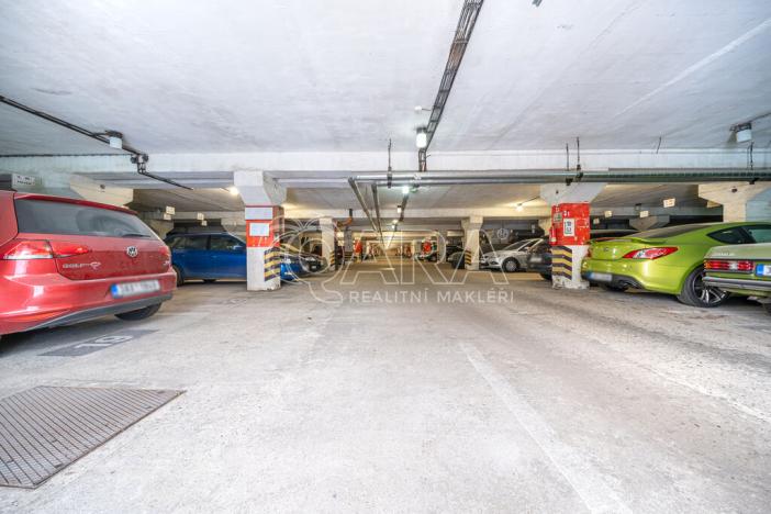 Prodej garážového stání, Praha, Ve Lhotce, 11 m2