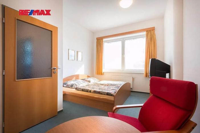 Prodej kanceláře, Strančice, 2325 m2