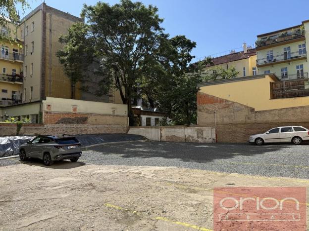 Pronájem garážového stání, Praha - Vinohrady, Italská, 16 m2