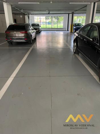 Pronájem garážového stání, Hradec Králové - Slezské Předměstí, Kubelíkova, 12 m2