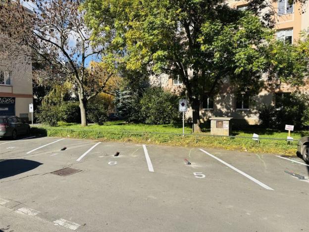 Pronájem garážového stání, Praha, Černokostelecká, 13 m2