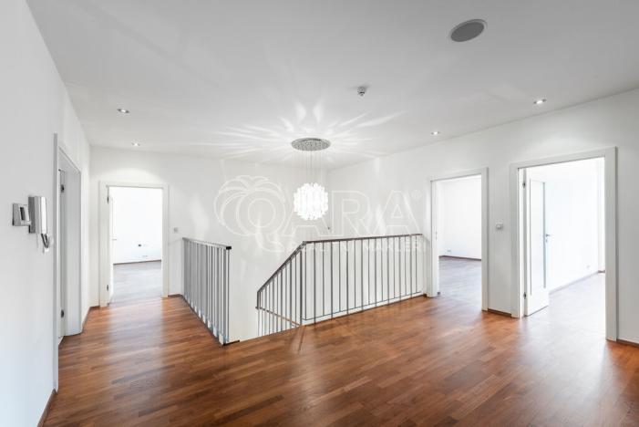 Pronájem vily, Statenice, U Školy, 364 m2