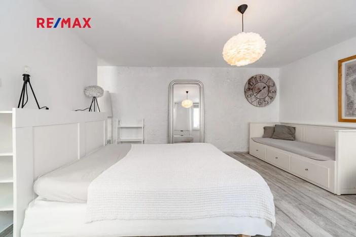 Prodej atypického bytu, Praha - Karlín, Pernerova, 60 m2