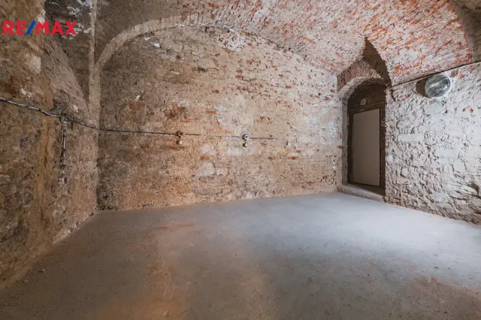 Pronájem obchodního prostoru, Praha - Staré Město, Staroměstské náměstí, 350 m2