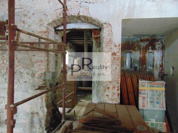 Prodej obchodního prostoru, Znojmo - Oblekovice, 1530 m2