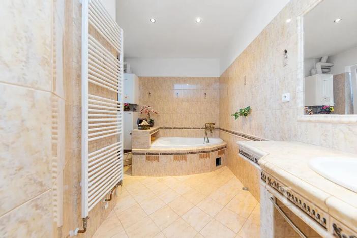 Prodej bytu 4+kk, Lysice, Horní náměstí, 179 m2