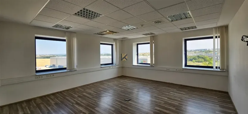 Pronájem kanceláře, Nupaky, okres praha-východ, 555 m2