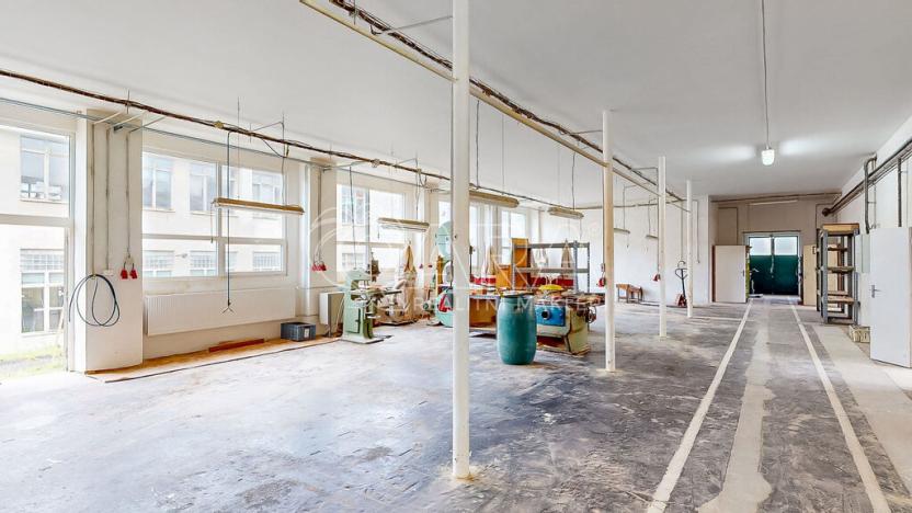 Prodej skladu, Luby, 1700 m2