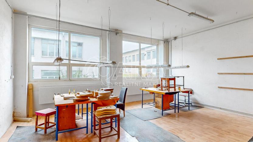 Prodej skladu, Luby, 1700 m2