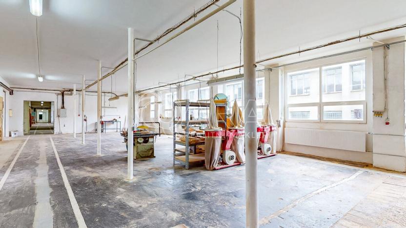 Prodej skladu, Luby, 1700 m2