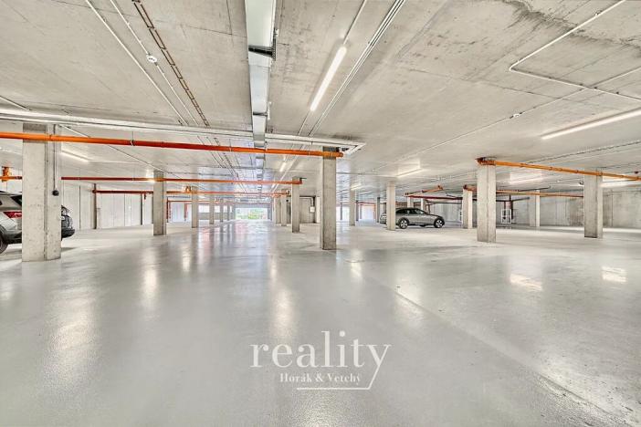 Prodej garážového stání, Znojmo, Kosmákova, 17 m2