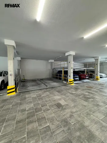 Pronájem garážového stání, Praha - Libeň, Primátorská, 2590 m2