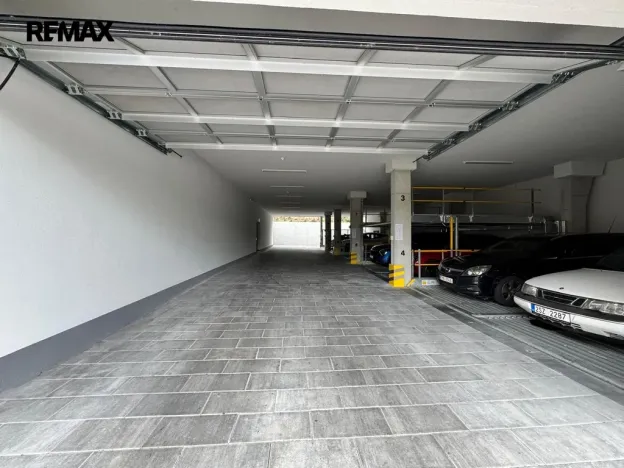 Pronájem garážového stání, Praha - Libeň, Primátorská, 2590 m2