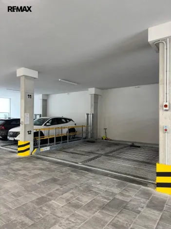 Pronájem garážového stání, Praha - Libeň, Primátorská, 2590 m2