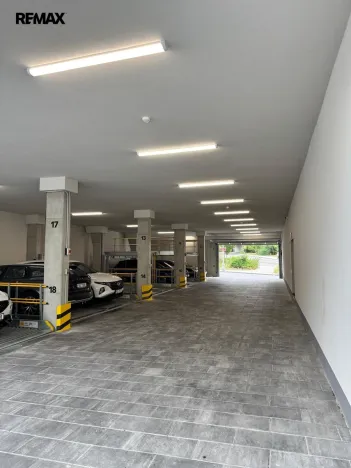 Pronájem garážového stání, Praha - Libeň, Primátorská, 2590 m2