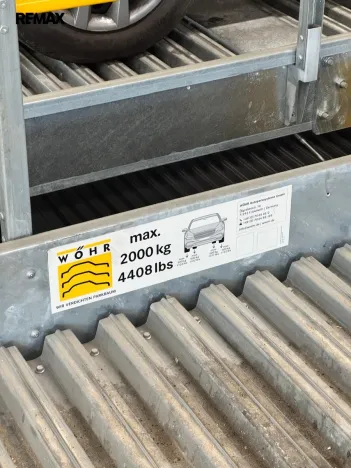 Pronájem garážového stání, Praha - Libeň, Primátorská, 2590 m2