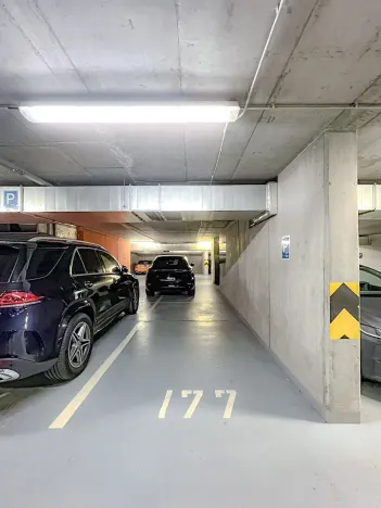 Pronájem garážového stání, Praha - Karlín, Rohanské nábřeží, 13 m2