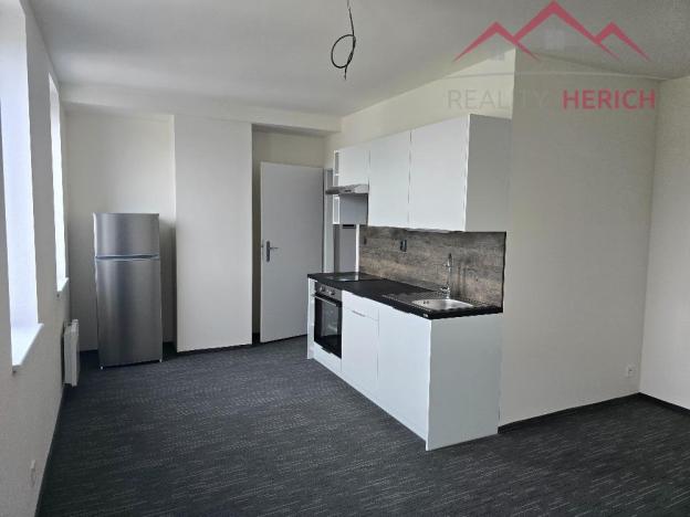 Pronájem bytu 1+kk, Chomutov, Žižkovo náměstí, 27 m2