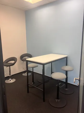 Pronájem kanceláře, Praha - Karlín, Thámova, 485 m2