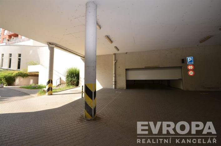 Prodej garážového stání, Praha - Košíře, Plzeňská, 16 m2