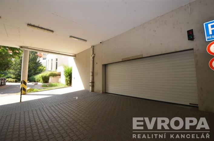 Prodej garážového stání, Praha - Košíře, Plzeňská, 16 m2