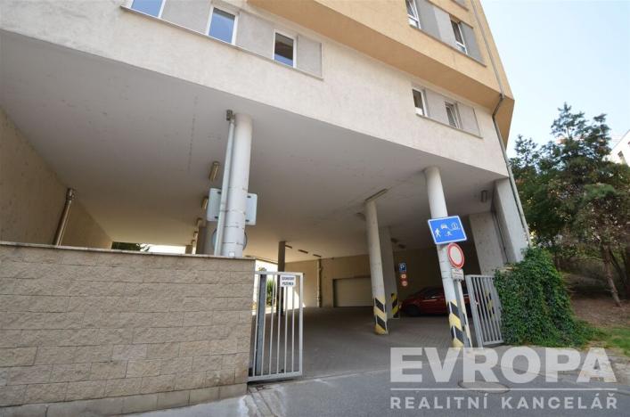 Prodej garážového stání, Praha - Košíře, Plzeňská, 16 m2