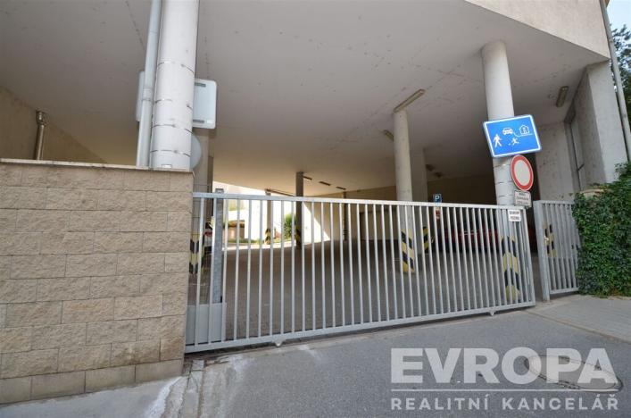 Prodej garážového stání, Praha - Košíře, Plzeňská, 16 m2