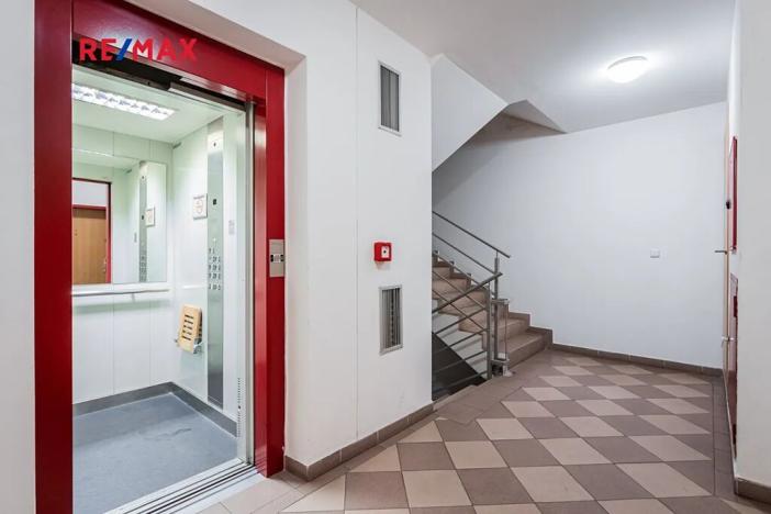 Pronájem garážového stání, Praha - Žižkov, Husitská, 13 m2