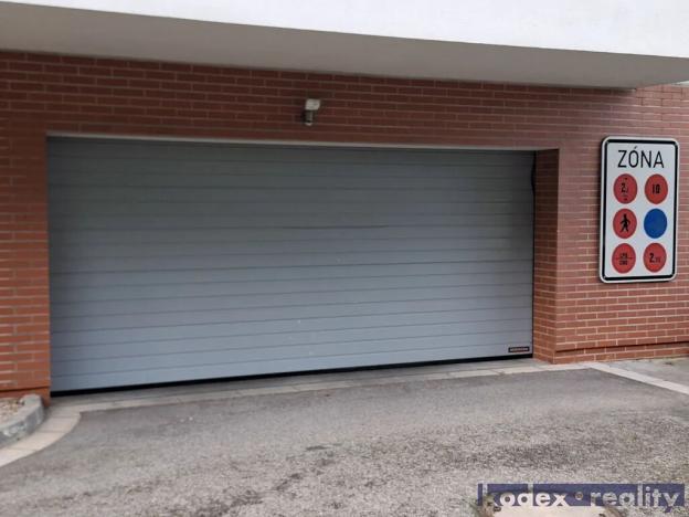 Pronájem garážového stání, Hradec Králové, Rybova, 18 m2