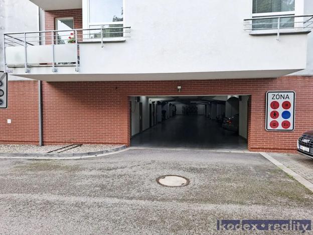 Pronájem garážového stání, Hradec Králové, Rybova, 18 m2