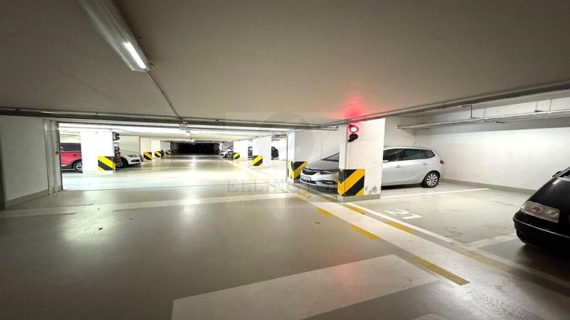 Pronájem garážového stání, Praha - Hrdlořezy, Nad Smetankou, 12 m2