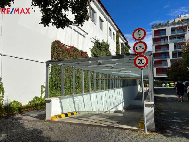 Pronájem garážového stání, Praha - Vinohrady, Korunní, 13 m2