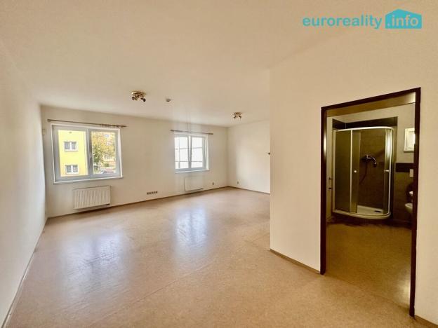 Pronájem bytu 1+kk, Karlovy Vary, Závodu míru, 40 m2