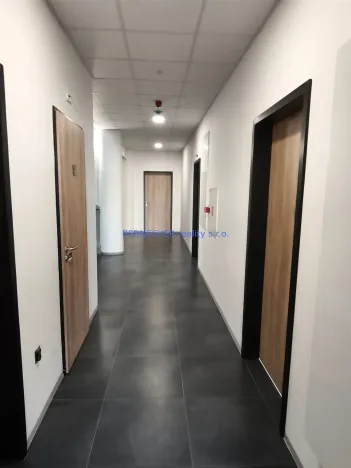 Prodej kanceláře, Hradec Králové - Kukleny, Pražská třída, 1600 m2