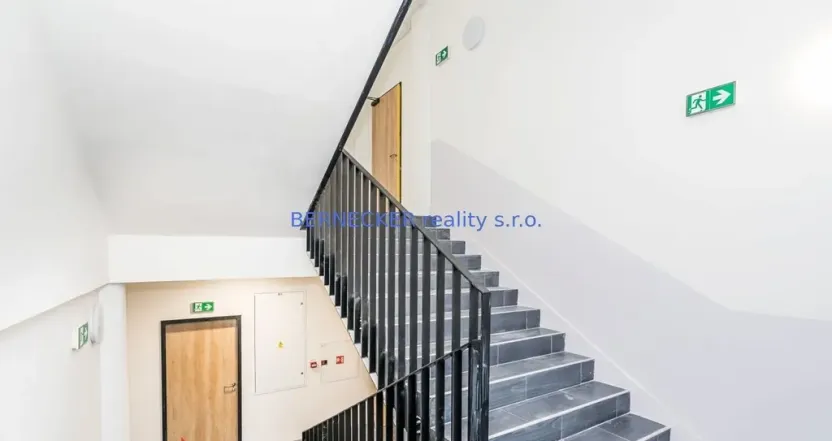 Prodej kanceláře, Hradec Králové - Kukleny, Pražská třída, 1600 m2