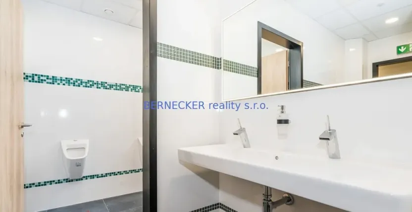 Prodej kanceláře, Hradec Králové - Kukleny, Pražská třída, 1600 m2