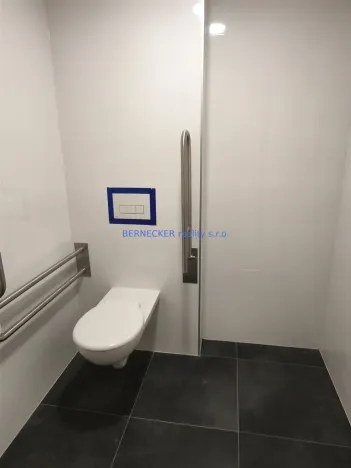 Prodej kanceláře, Hradec Králové - Kukleny, Pražská třída, 1600 m2