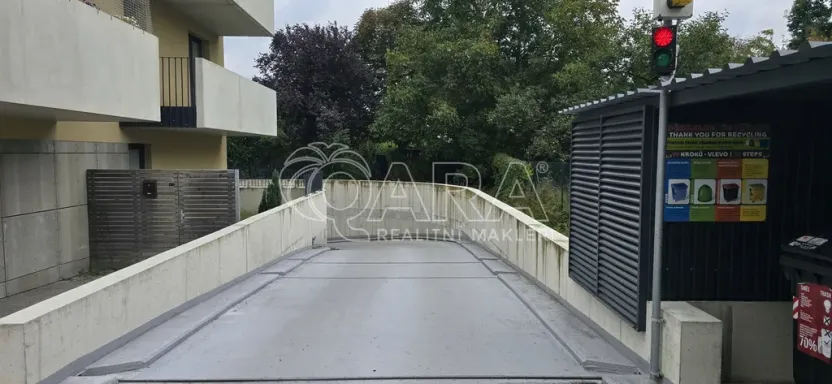 Pronájem garážového stání, Praha - Suchdol, Suchdolské náměstí, 15 m2